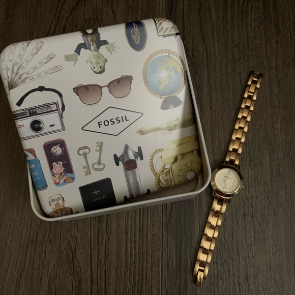 SOLD - Fossil Gold-Tone Women's Watch - Picture 3 of 10